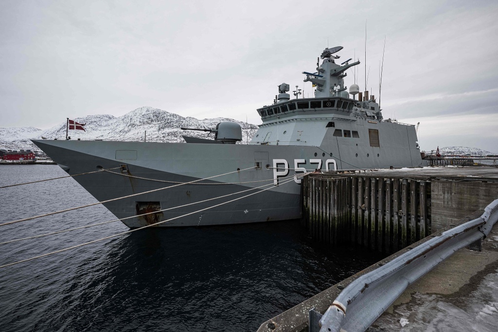 当地时间2026年1月24日,格陵兰努克,丹麦皇家海军“克努兹·拉斯穆森”号近海巡逻舰(P570)停泊在港口。视觉中国 图