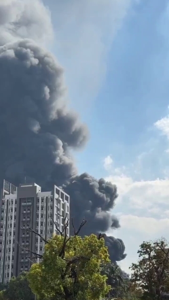 台南市永康工业区4日中午发生大火。图源:台湾中天新闻网