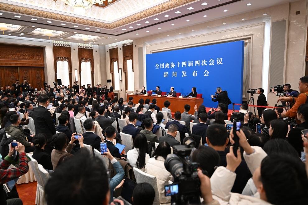 3月3日，全国政协十四届四次会议新闻发布会在北京人民大会堂举行。大会新闻发言人刘结一向中外媒体介绍本次大会有关情况并回答记者提问。新华社记者 陈晔华 摄