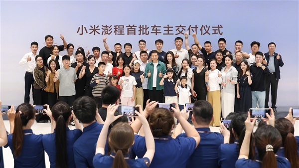 被雷军开车门首批澎程车主发声：雷总人真的超级好 感动到哭了