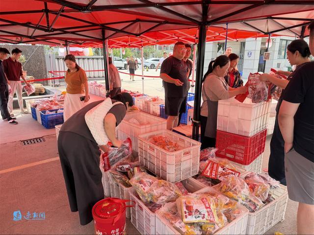 市民在江苏金厨娘食品有限公司厂区内采购