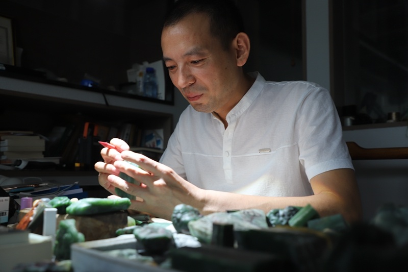 玉石雕刻匠人在设计雕刻方案。镇平县委宣传部供图