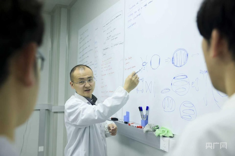 张静宇与团队成员进行技术交流（央广网发 受访者供图）
