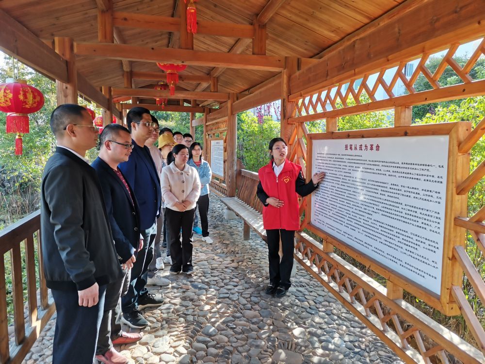 龙岩市新时代文明实践中心志愿者在杨成武将军故居为党员干部宣讲。新华社发