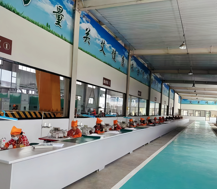 桑干河畔喜生艾草，工人们在车间制作艾草健康产品。（受访者供图）