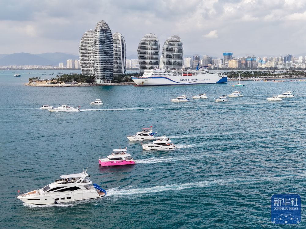 ↑ 1月1日在海南三亚凤凰岛海域拍摄的出海游艇(无人机照片)。新华社发(叶龙斌摄)