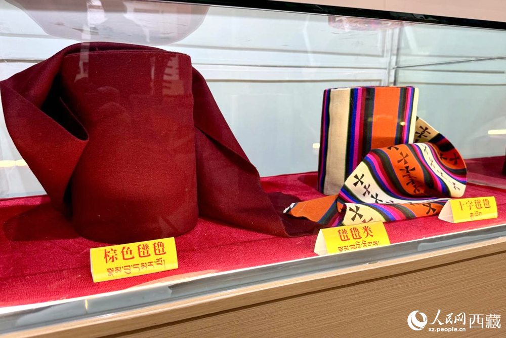 图为展馆内的氆氇品类展柜里整齐叠放着棕色氆氇与极具民族特色的十字氆氇。人民网记者 次仁罗布摄