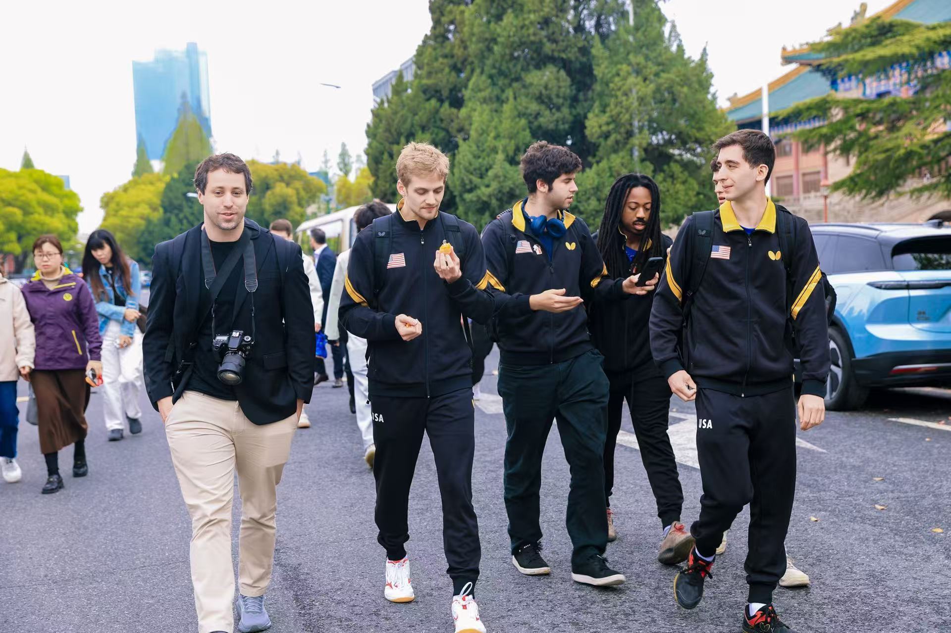 美国乒协记者乔希&middot;戴科（左一）在上海街头