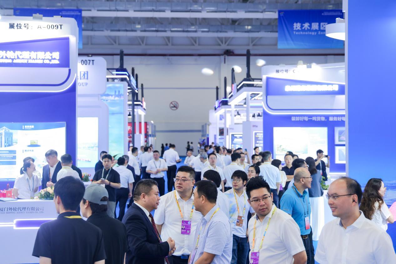 港航贸对接会设置主题展区,与会嘉宾现场热络交流。
