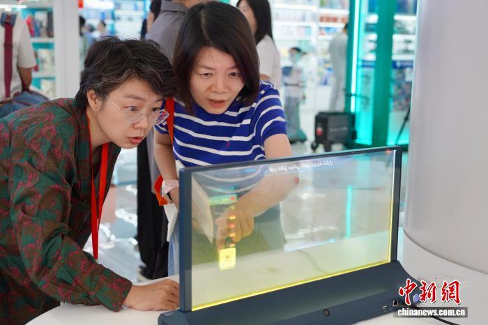 2026年5月31日,用户体验位于义乌全球数贸中心的多语种AI透明屏。董易鑫 摄
