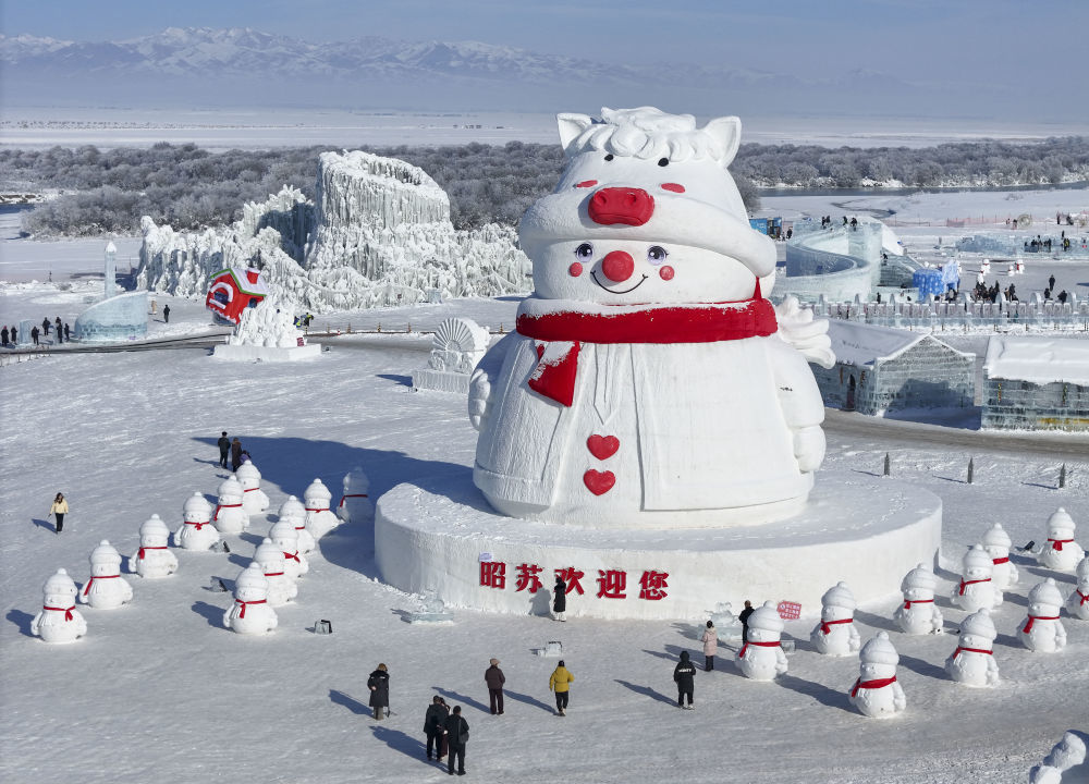 游客在新疆昭苏县冰雪乐园游玩（无人机照片）。新华社记者 胡虎虎 摄