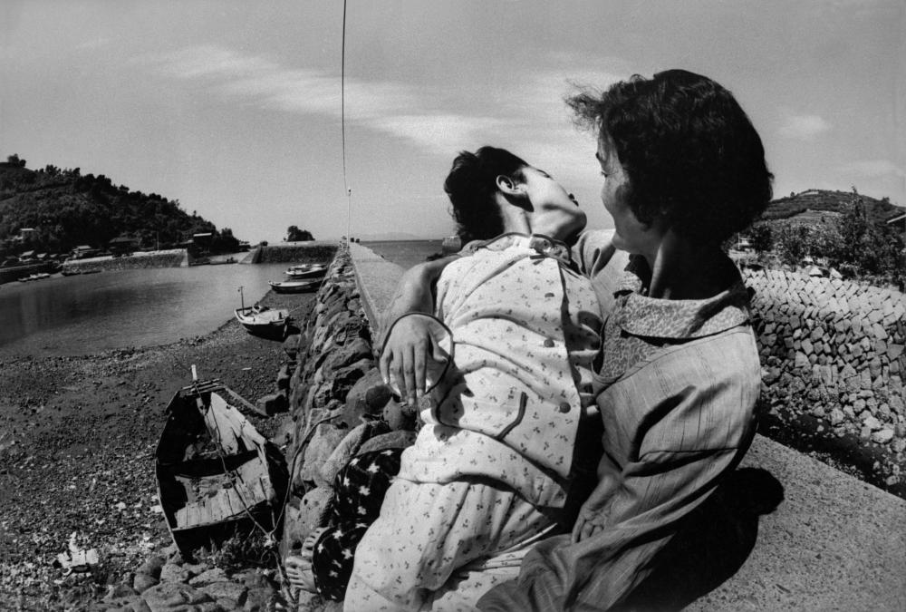 1971年,在熊本县水俣市正北方的津奈木町,一位母亲抱着患有水俣病症状的女儿。