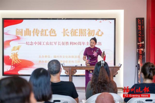 游客在福州评话伬艺传习所观看评话表演。