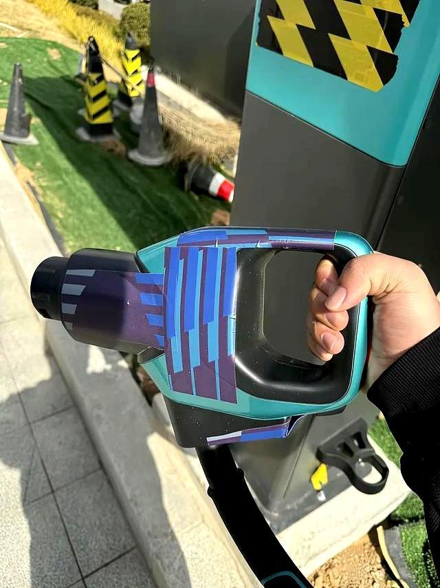 比亚迪超强闪充阵容庞大,首批体验车主口碑来了:比加油还要快-有驾