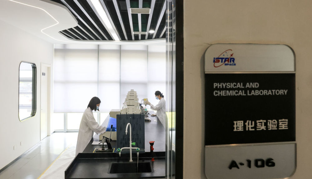 这是2026年6月17日拍摄的天津爱思达航天科技股份有限公司理化实验室。新华社记者 殷刚 摄