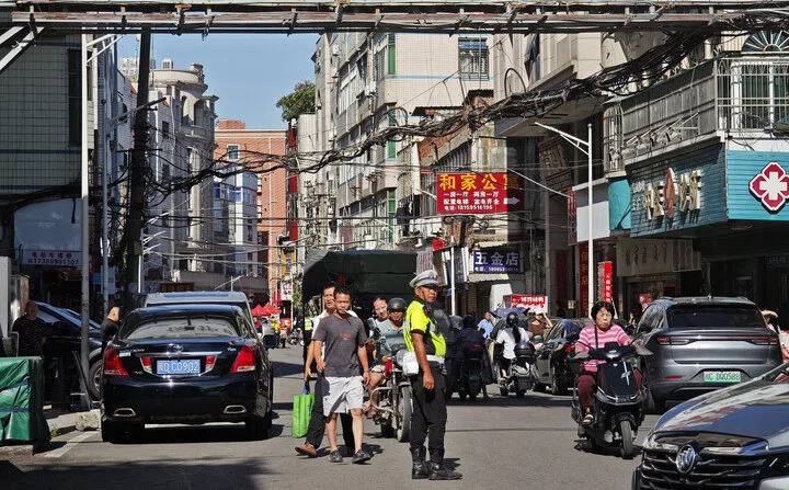 这是7月10日在晋江市陈埭镇江头村拍摄的道路交通情况画面。新华社记者 周义 摄