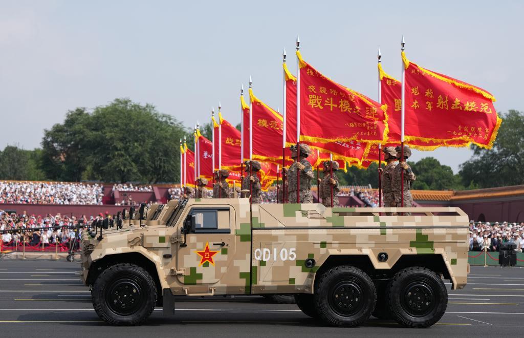 9月3日,纪念中国人民抗日战争暨世界反法西斯战争胜利80周年大会在北京隆重举行。这是战旗方队通过天安门广场。新华社