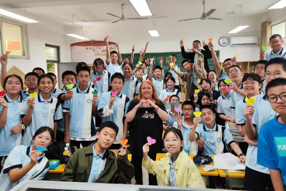 2023年9月,池欧重返洛阳市第二外国语学校,向学生赠送手写鼓励卡片。
