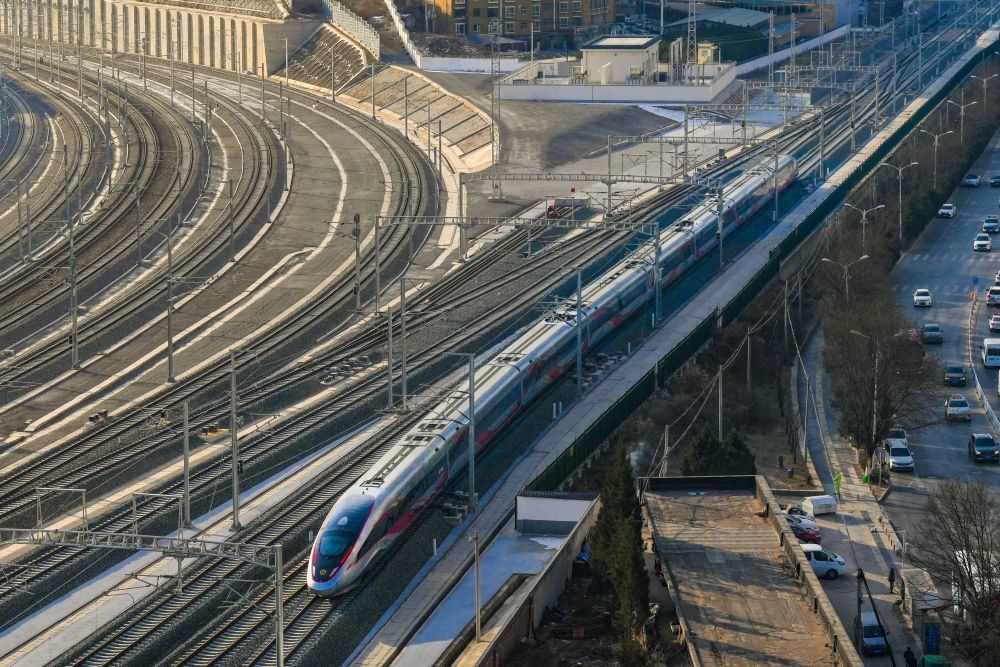 2025年12月26日，西延高铁首发列车从延安站驶出（无人机照片）。新华社发（刘一江 摄）