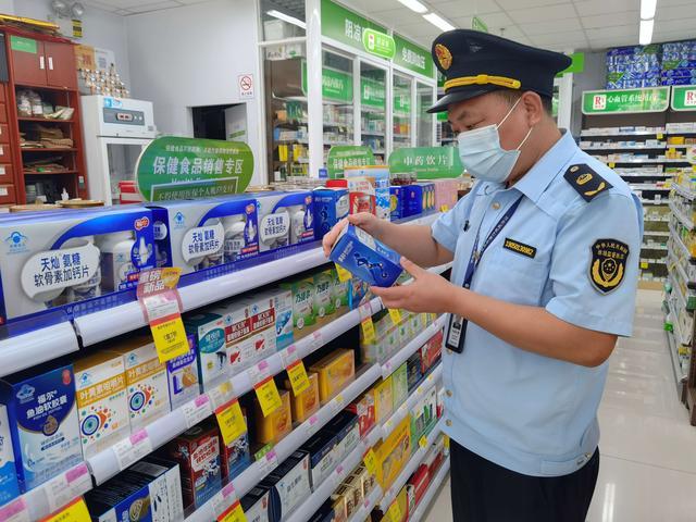 执法人员检查药品。