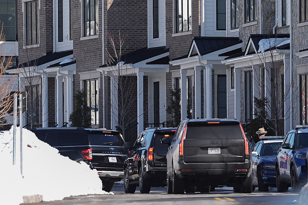 △当地时间2月27日,克林顿乘坐的车队抵达纽约州接受质询地点