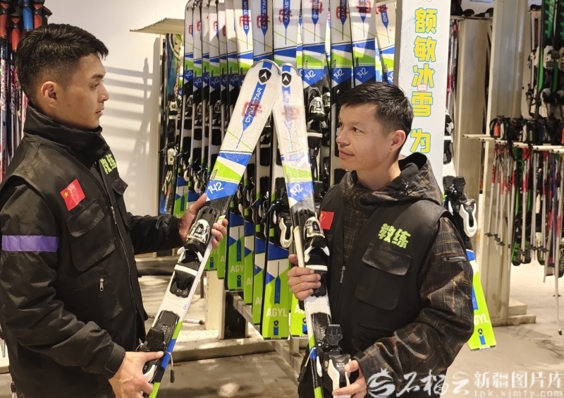 2月4日，乌兰&middot;别厄扎特（右）和同事交流滑雪技巧。