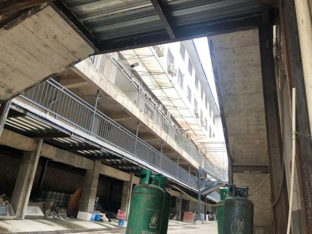 ▲园区内堆放建筑材料