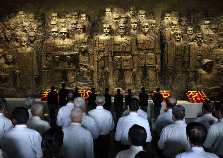 2026年4月3日,“清明节的铭记——缅怀英烈志奋进‘十五五’”主题教育系列活动启动仪式在中国人民抗日战争纪念馆举行。这是社会各界代表向抗战英烈献花。新华社记者 张晨霖 摄