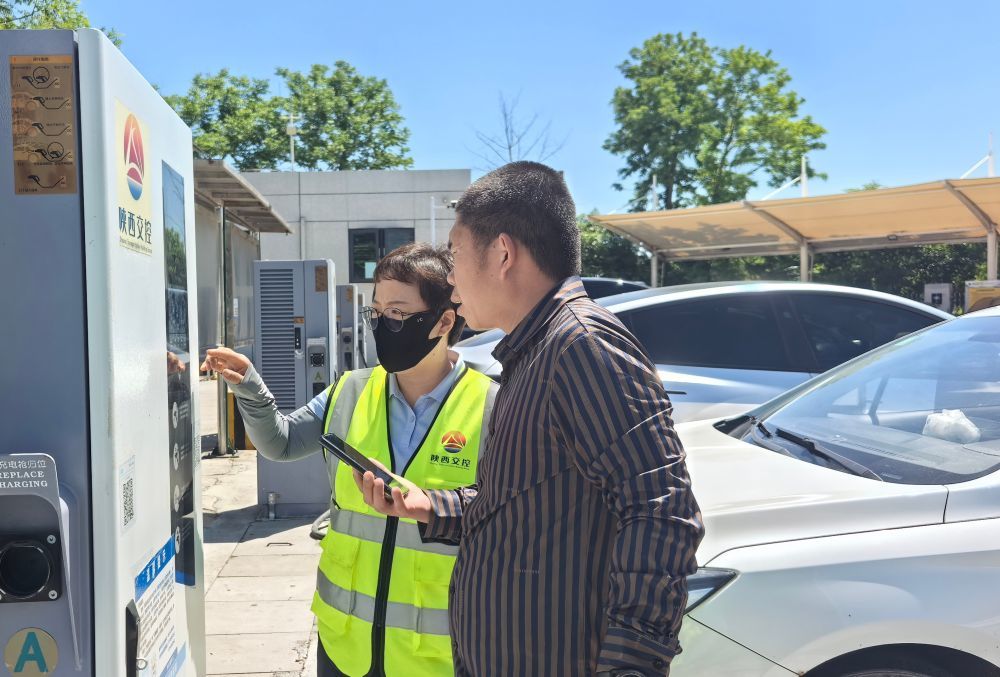 5月3日，陕西澄城服务区工作人员协助新能源汽车车主充电。新华社发