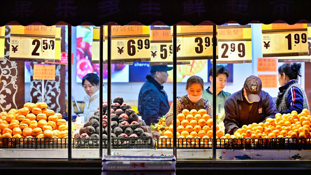 2025年12月10日，消费者在天津市滨海新区的一家超市选购商品。新华社发（杜鹏辉摄）