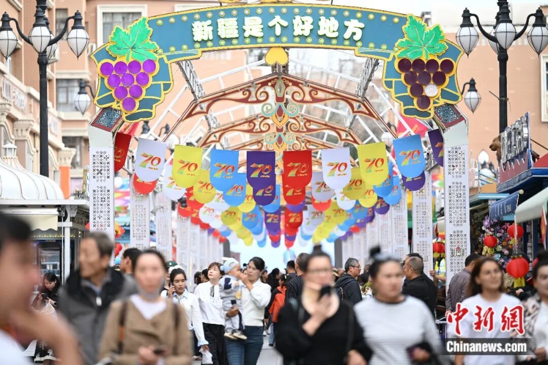 2025年9月23日,游客在新疆乌鲁木齐市大巴扎步行街游览。 中新社记者 田雨昊 摄