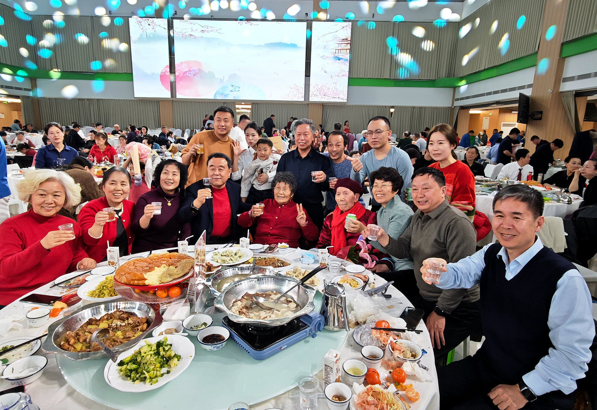 2月16日除夕，山东滨州，小区邻里们团聚在一起共吃年夜饭