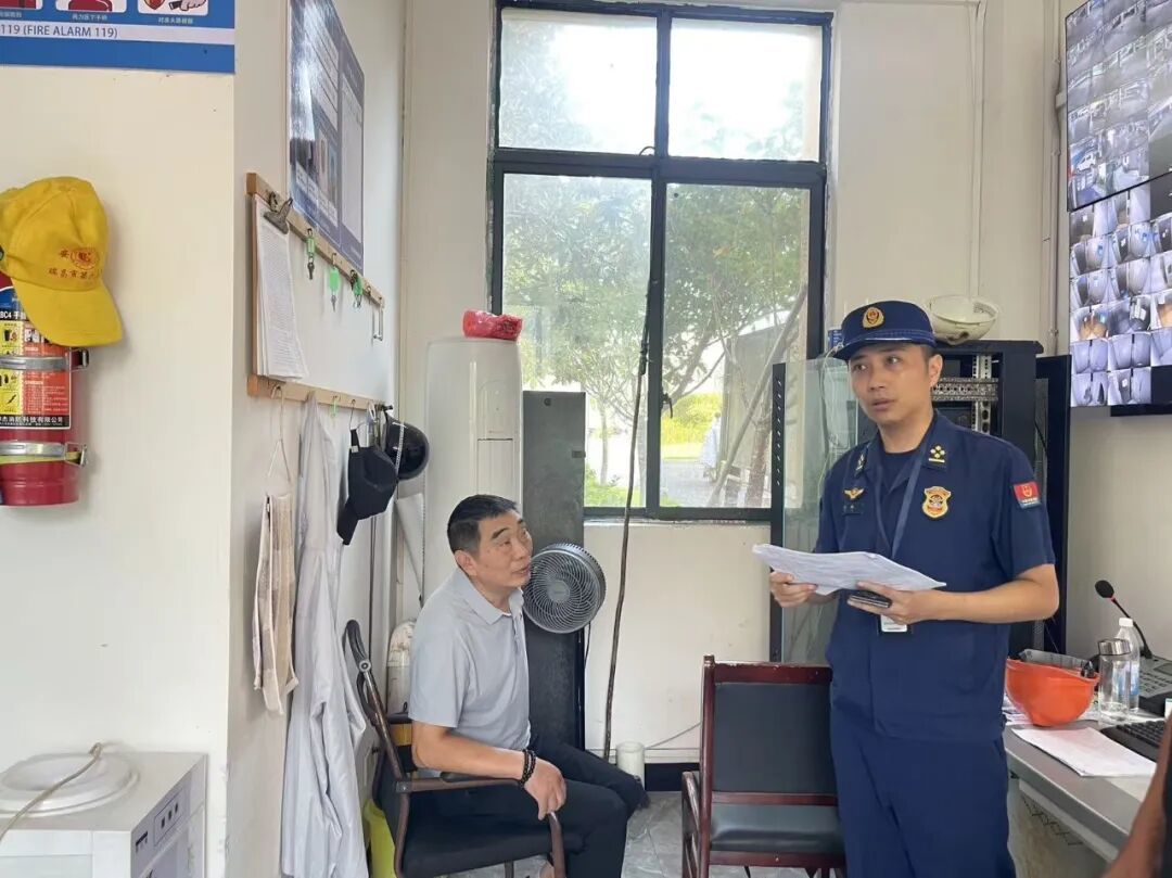 2.消防控制室值班人员未落实双人24小时持证上岗.jpg