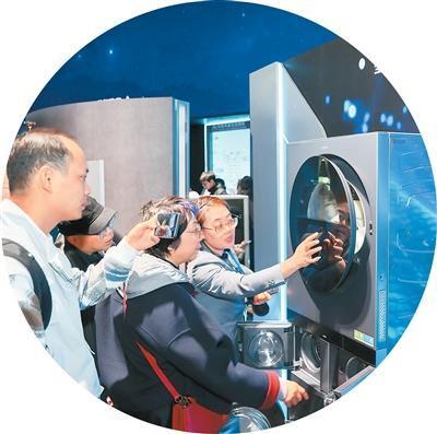 3月12日，参观者在2026中国家电及消费电子博览会上了解一款L4级智能洗衣机。新华社记者 王 翔摄