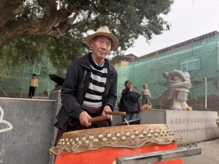 图为硕督狮子舞第五代非遗传承人邓巴阿尼擂动牛皮大鼓。罗雨欣摄
