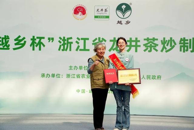 ◎越越和母亲 供图:受访者