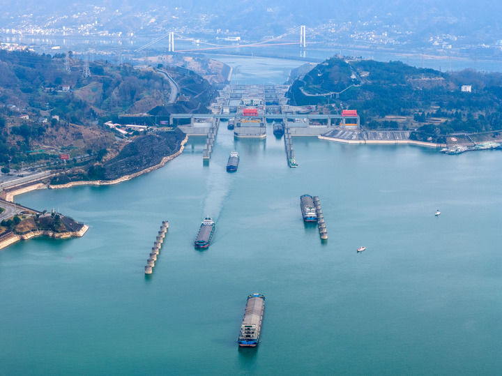 2026年1月1日，在湖北省宜昌市，船舶有序通过三峡双线五级船闸（无人机照片）。新华社发（王罡摄）