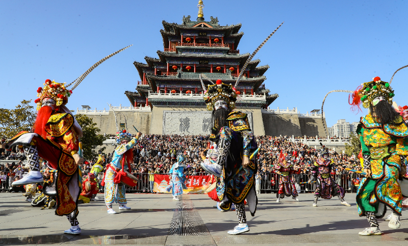 2月20日，民间艺东说念主在陕西省咸阳市渭城区清渭楼广场扮演英歌舞。新华社发（李军朝 摄）