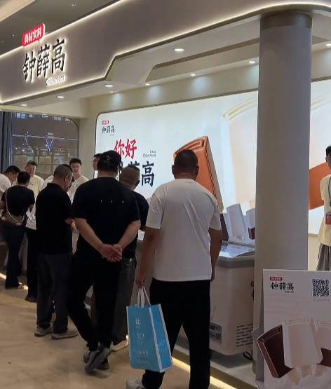 钟薛高参加冰博会 来自网络.jpg