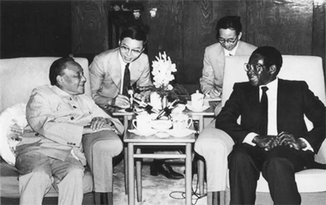 ◆1985年8月28日,邓小平会见津巴布韦总统穆加贝。