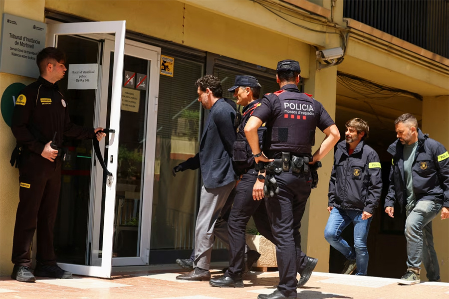 乔纳森被捕后抵达法庭。 华尔街日报