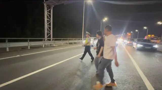 深汕警方快速处置交通事故,转移滞留路面群众。