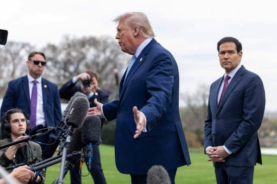 好意思国总统特朗普（中）