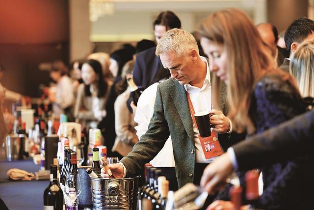 行业专家正在挑选参展酒款(10月12日摄)。