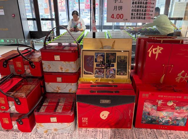 超市内各式各样的月饼礼盒