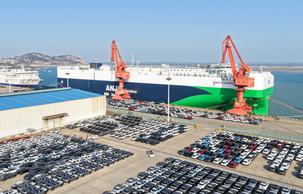 2025年12月17日，在江苏连云港港，一艘滚装船在装运出口汽车（无人机照片）。新华社发（王健民摄）