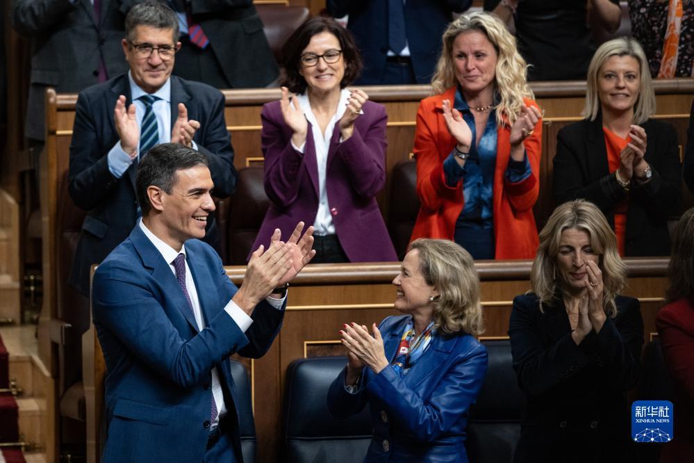 2023年11月16日,在西班牙马德里,工人社会党领袖佩德罗·桑切斯(前左)庆祝连任。 图源:新华社