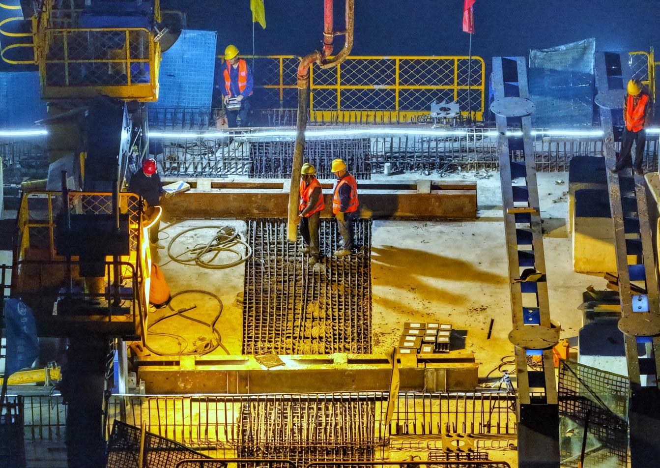中铁上海局潍宿高铁跨沭河连续梁合龙