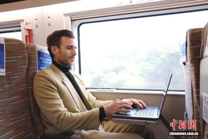 来自阿根廷的Raul正在开往深圳的高铁上办公。卓悦 摄