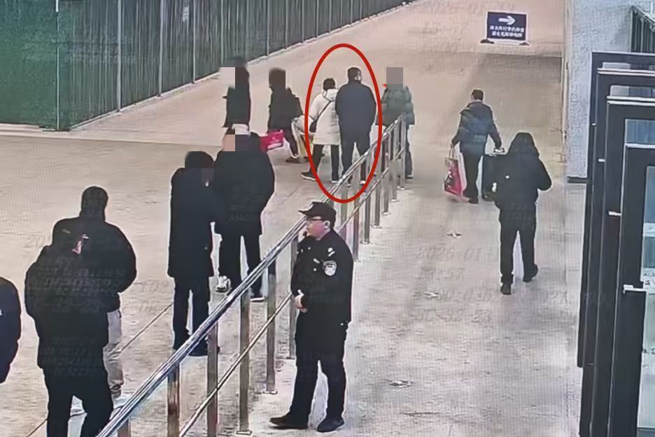 上海松江站,“黑车”司机在出站口揽客。 本文图片均为 上海松江警方 提供